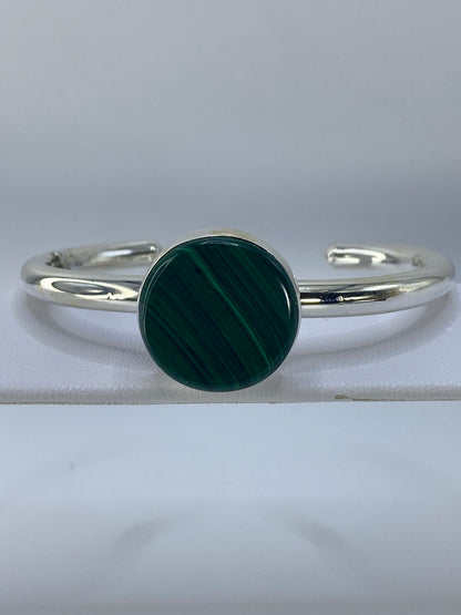 Brazalete rígido de plata 925 con malaquita verde de 6.7 cm diámetro interior, ancho 4.5 cm