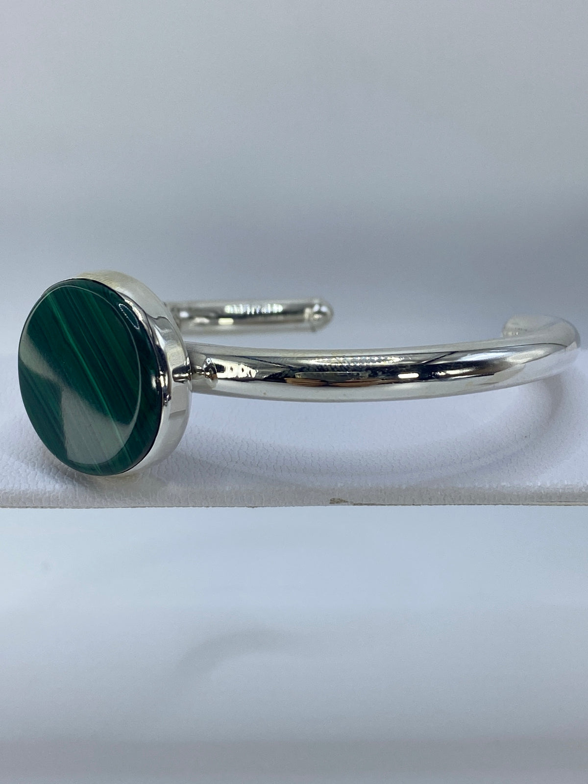 Detalle del engaste de malaquita verde en la banda de plata de Taxco