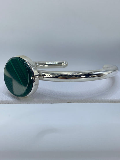 Detalle del engaste de malaquita verde en la banda de plata de Taxco