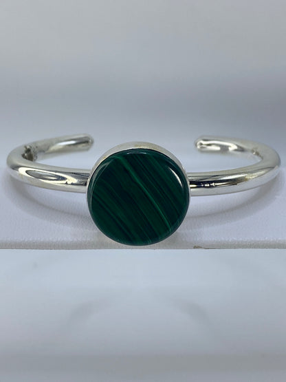 Brazalete de plata malaquita puesto en la muñeca, mostrando el ancho y la presencia visual