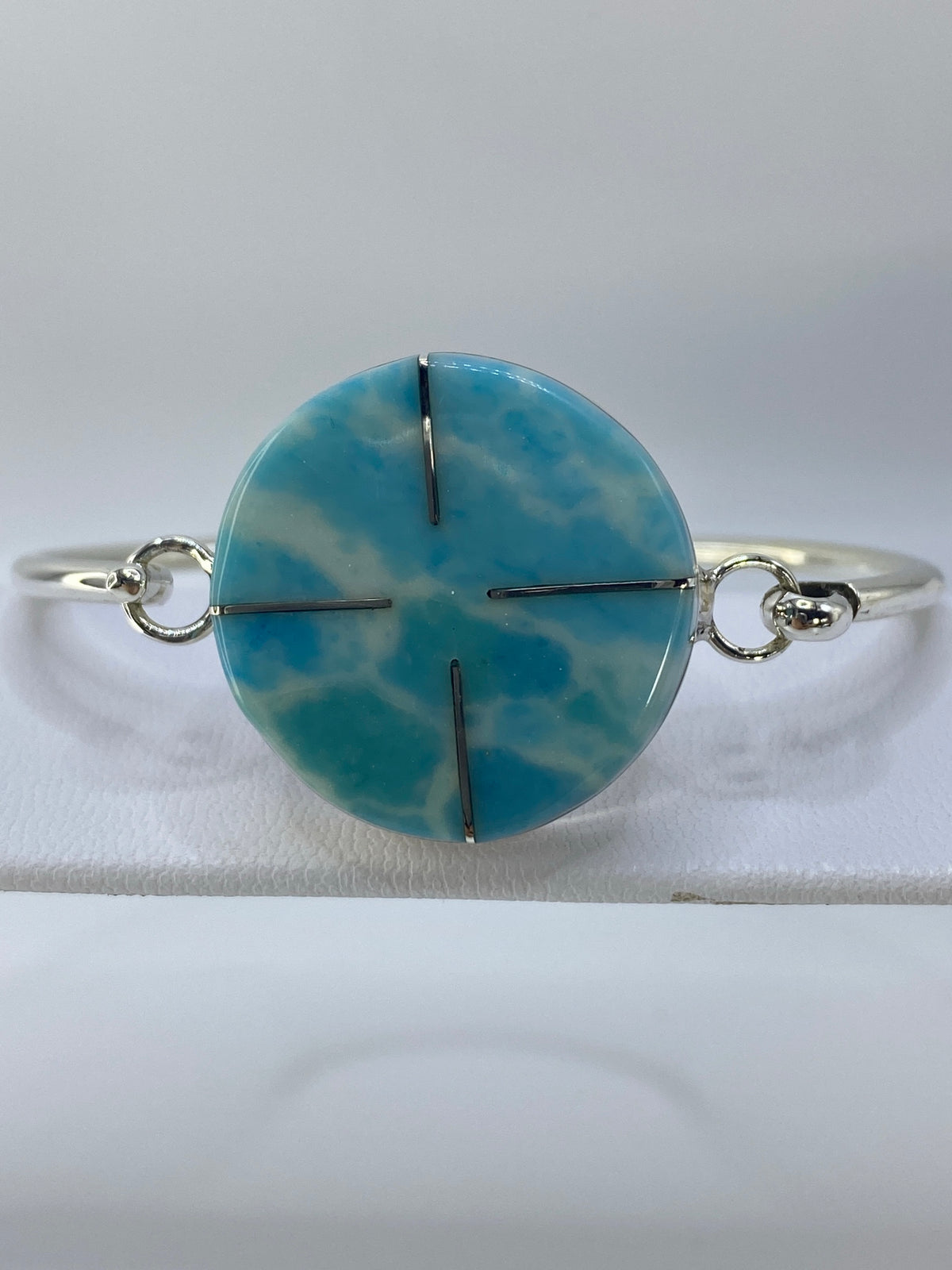 Brazalete rígido de plata 925 con turquesa azul cielo, vista frontal, mostrando la piedra engastada en el centro