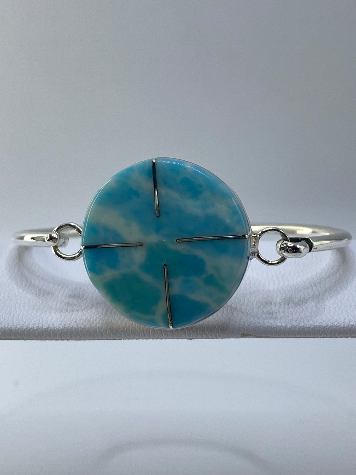 Brazalete sobre tela blanca, detalle del engaste de la turquesa y la band de 4.3 cm de ancho