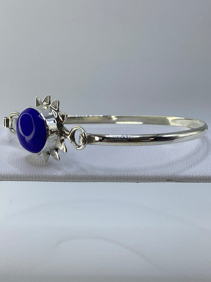 Vista superior del brazalete mostrando el engaste de lapislázuli y la banda ancha de plata
