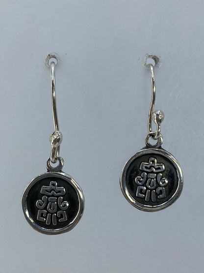 Par de aretes de plata con cruz religiosa repujada, colgando de ganchos de plata