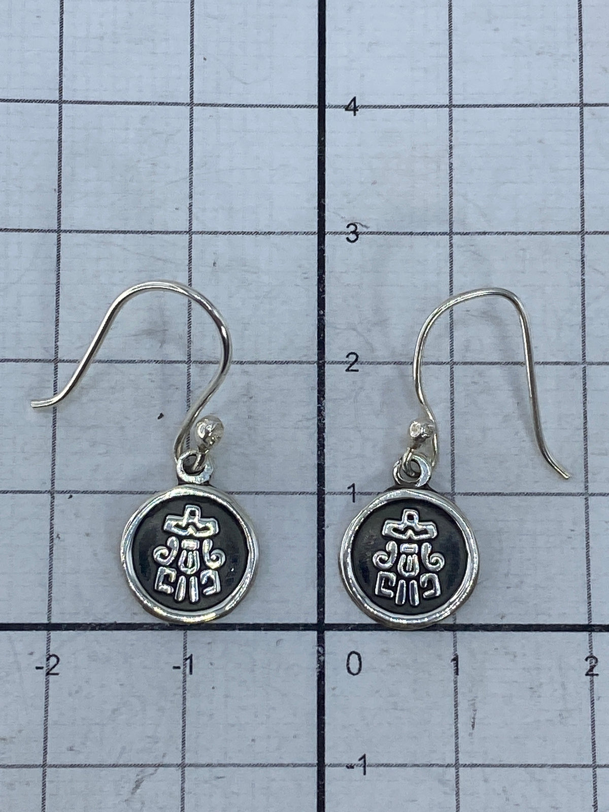 Marca 925 visible en los ganchos de plata de los aretes