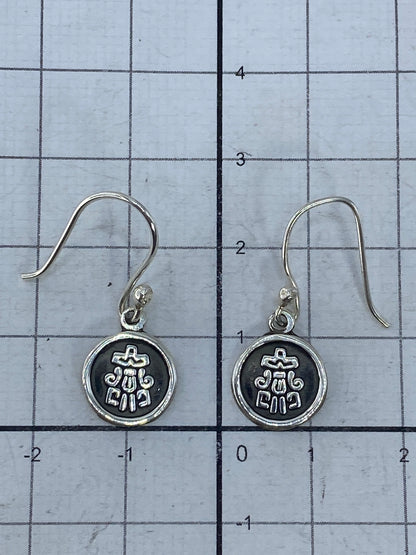 Marca 925 visible en los ganchos de plata de los aretes