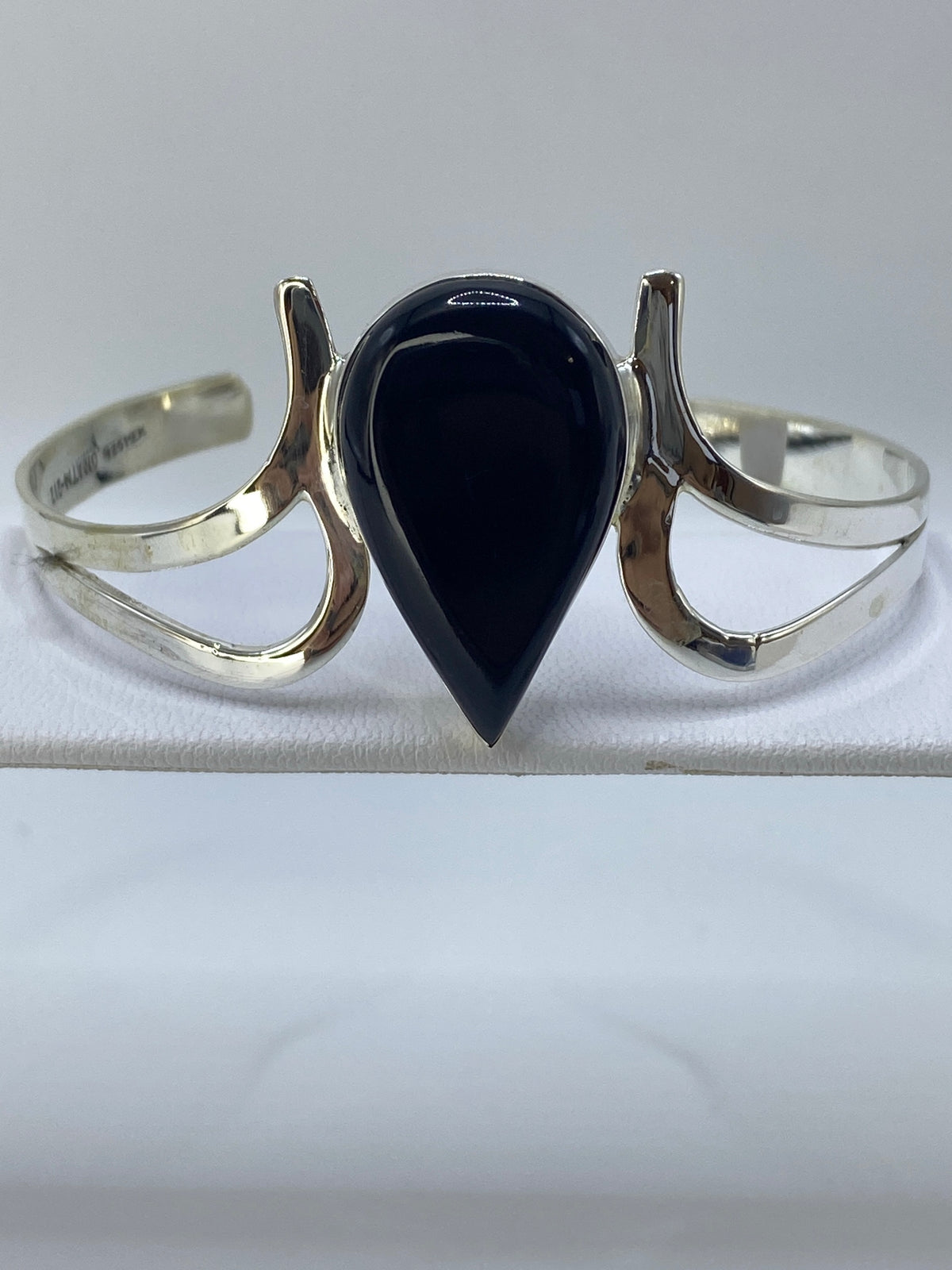 Brazalete de plata 925 con ónix negra engastada, tipo esclava rígida