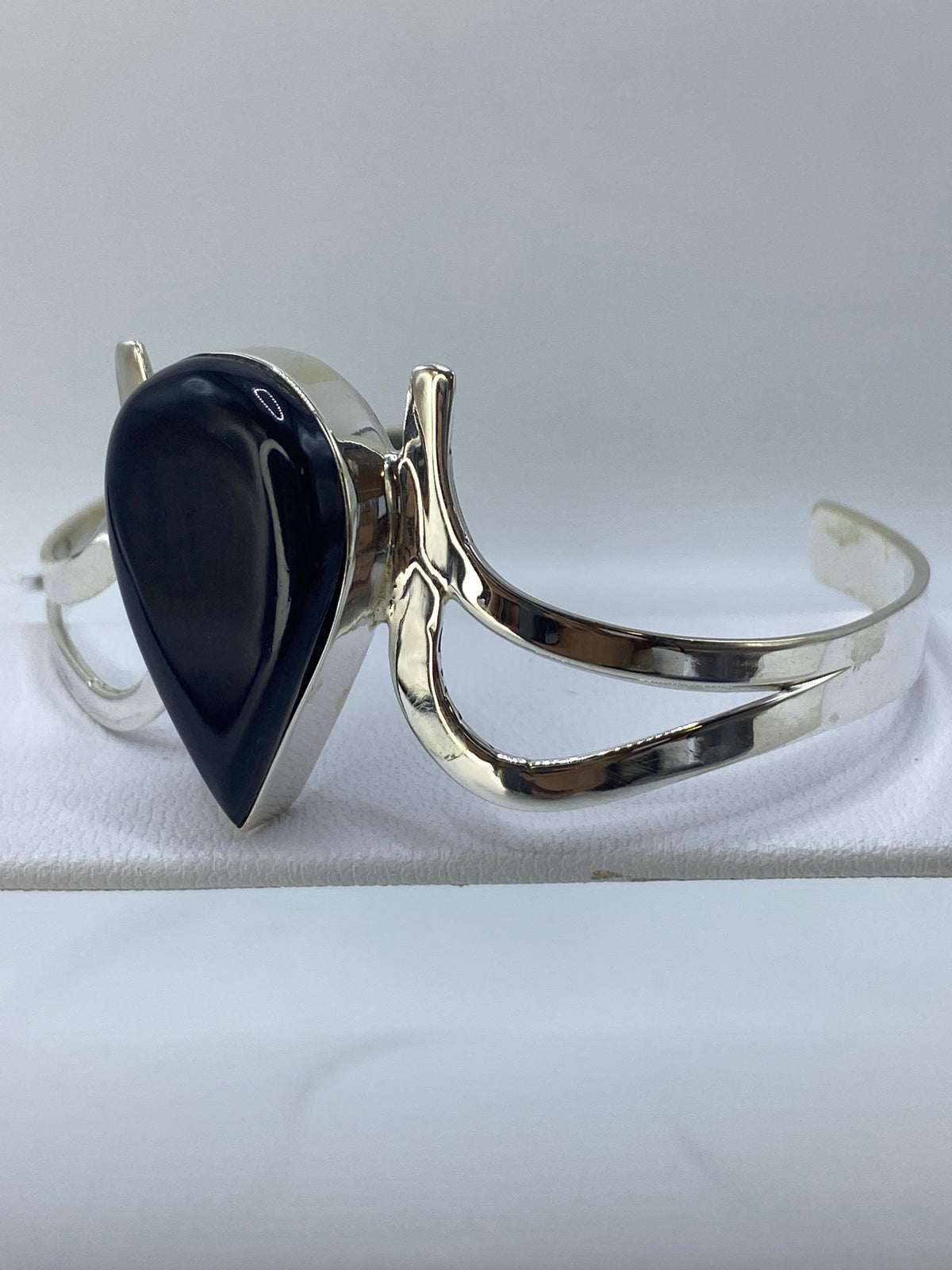 Vista frontal del brazalete mostrando la piedra ónix negra y la abertura lateral