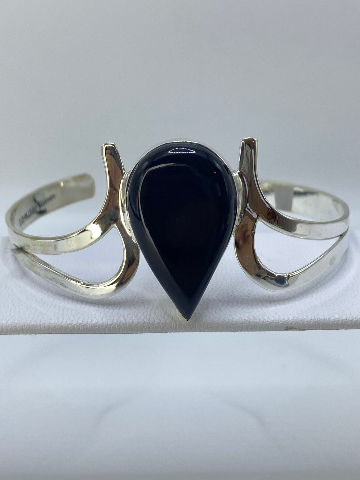 Detalle del engaste de ónix en plata, ancho de banda de 5 cm