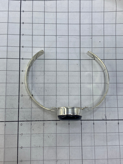 Brazalete puesto en la muñeca, mostrando cómo abraza sin apretar
