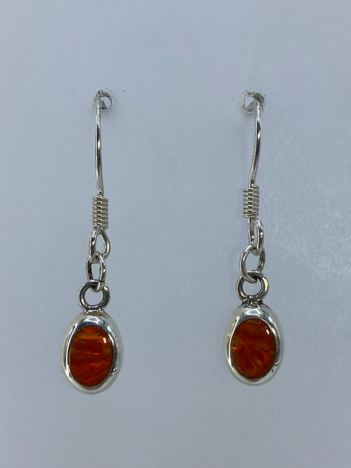 Detalle del engaste de ópalo naranja en plata, mostrando el fuego de la piedra