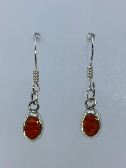Detalle del engaste de ópalo naranja en plata, mostrando el fuego de la piedra