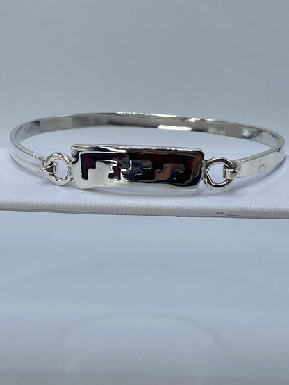 Brazalete de plata 925 con coral rojo engastado, abierto sobre fondo blanco