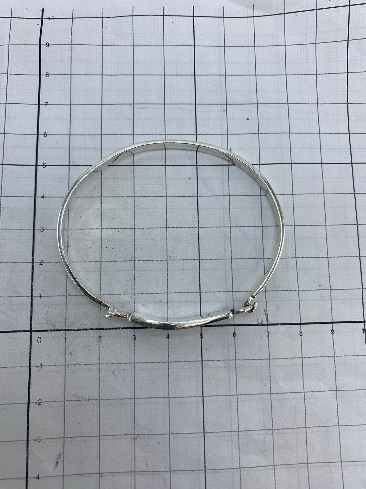 Brazalete puesto en la muñeca, mostrando presencia y proporciones reales