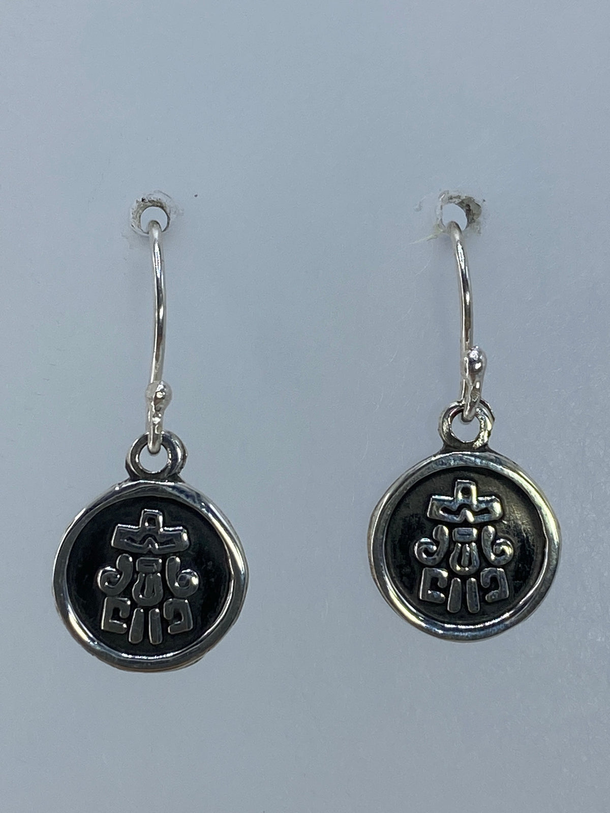 Par de aretes de plata 925 con motivo masónico en relieve repujado, visto de frente