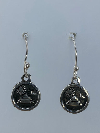 Aretes de plata repujados con pirámide azteca, sol y luna — el par colgando