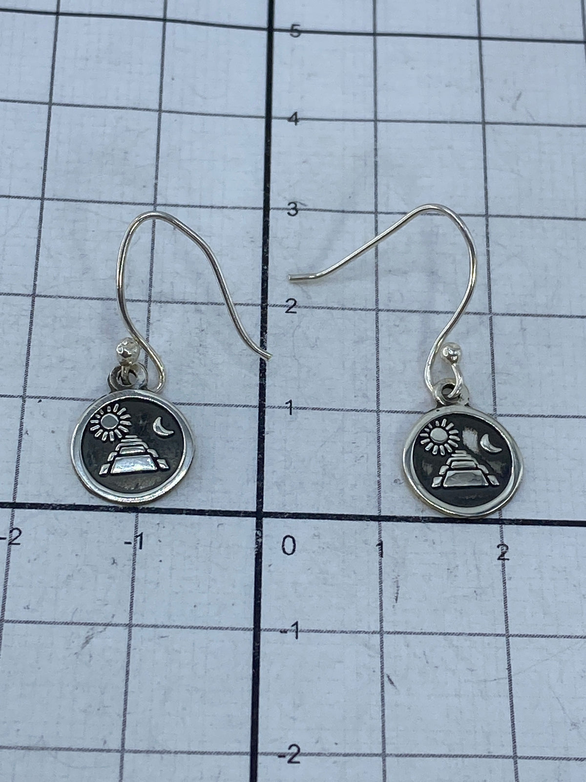 Aretes sobre fondo blanco con marca del Quinto 925