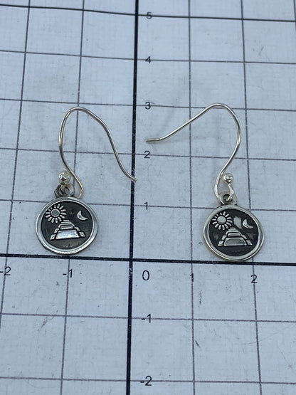 Aretes sobre fondo blanco con marca del Quinto 925