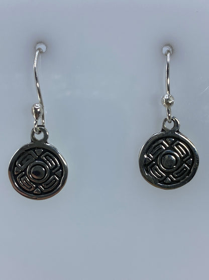 Aretes de plata repujado con motivo prehispánico circular, 2.2 cm, colgando del gancho