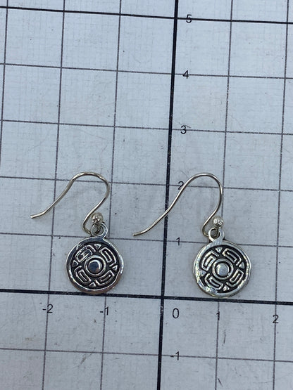 Aretes en la mano mostrando el tamaño compacto y el acabado pulido