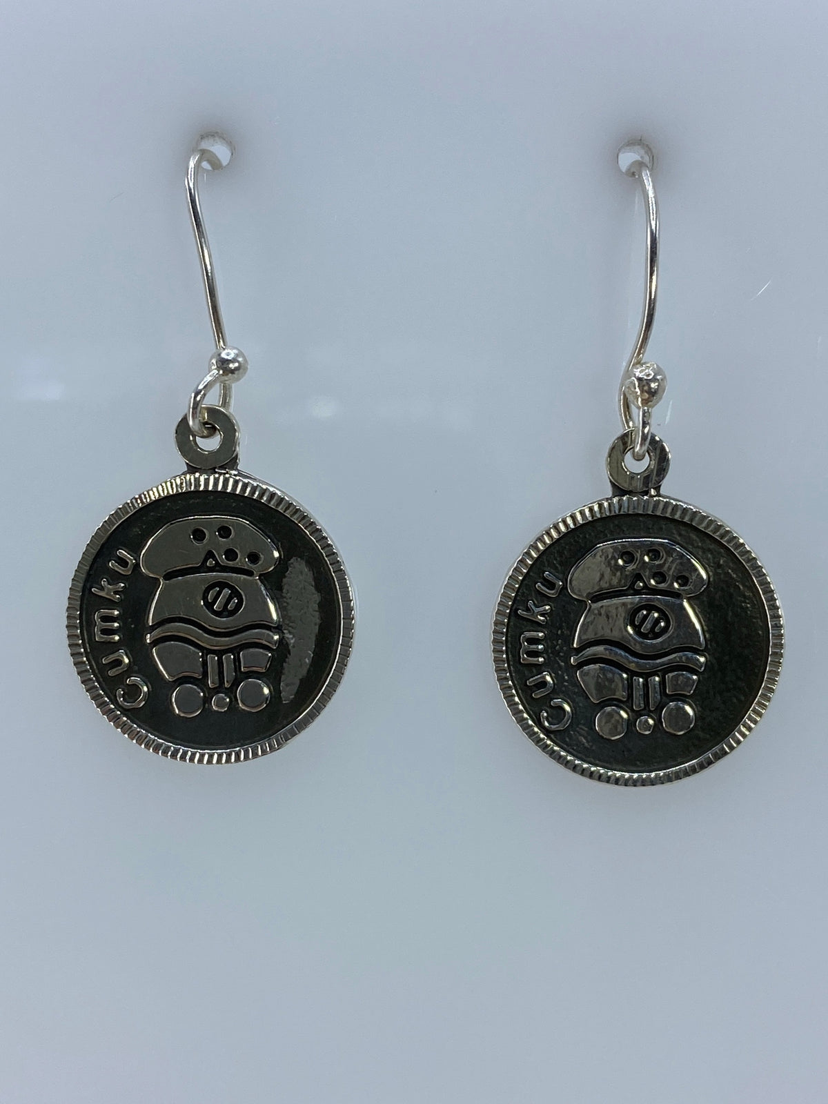 Par de aretes de plata repujados con motivo prehispánico Cumikú, de 3 cm de largo