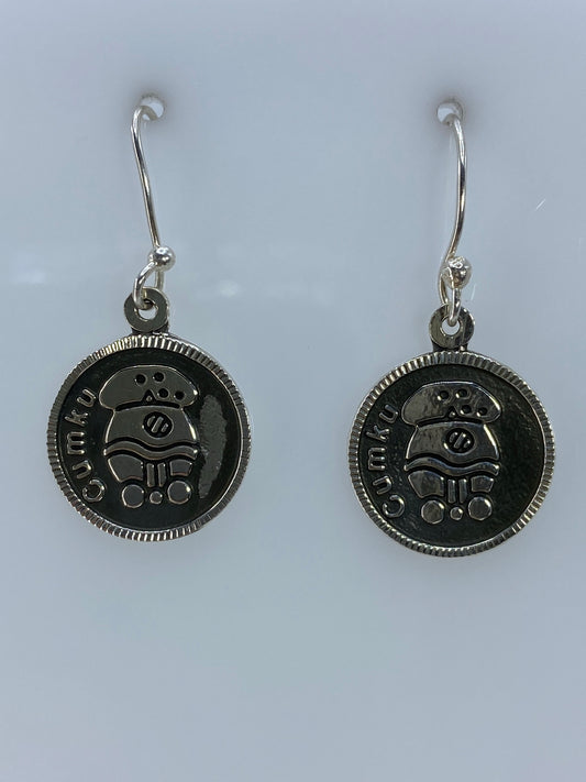 Par de aretes de plata repujados con motivo prehispánico Cumikú, de 3 cm de largo