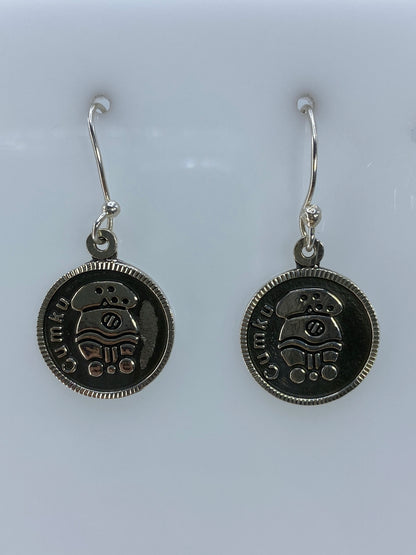 Vista frontal de los aretes de plata 925 repujados con diseño simétrico