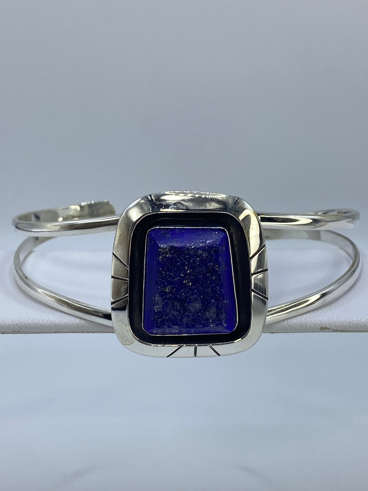Brazalete rígido de plata 925 con lapislázuli azul profundo en vista frontal