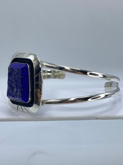 Detalle del lapislázuli azul con destellos dorados (pirita) en el brazalete