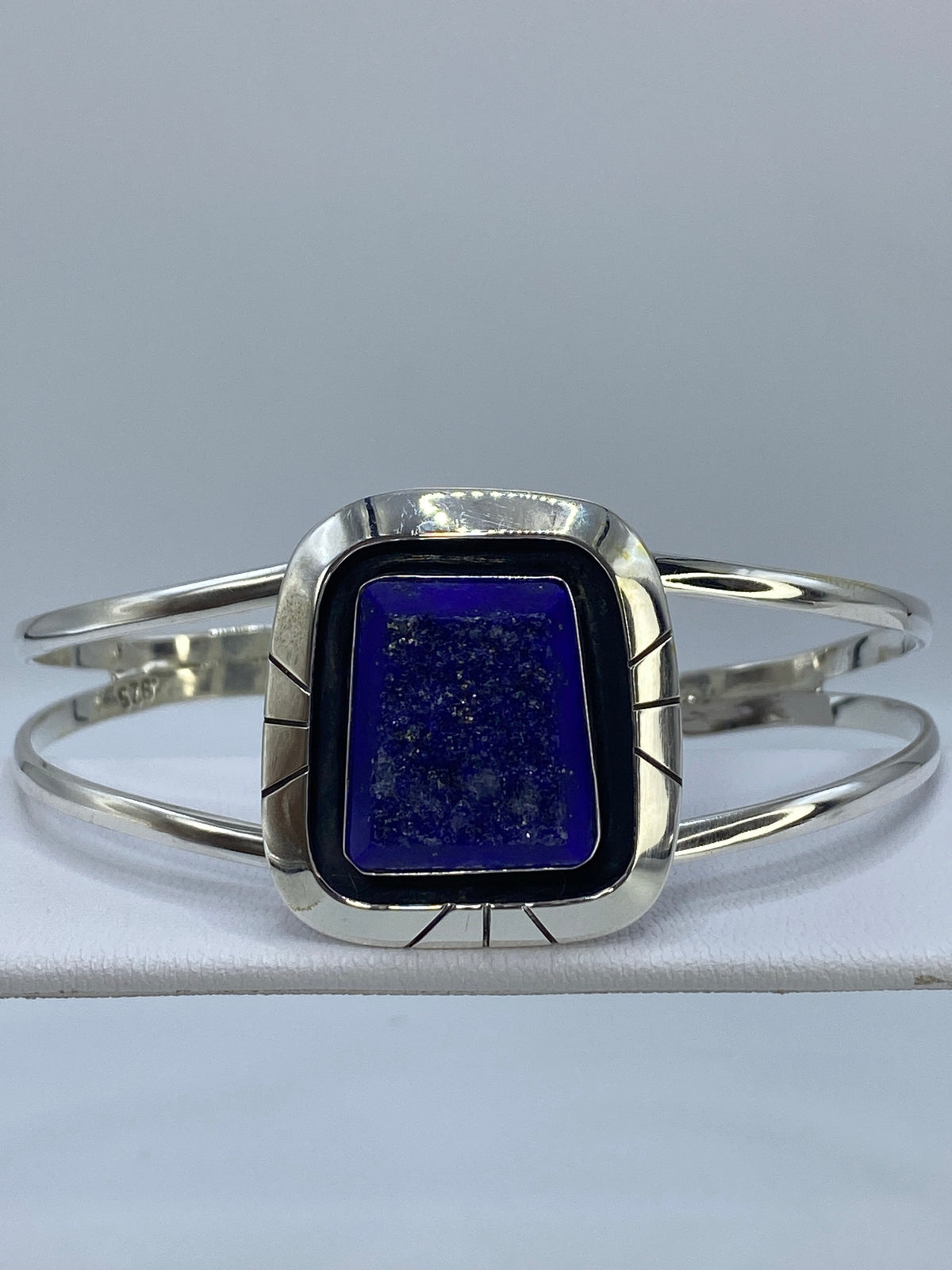 Brazalete Taxco en plata 925 mostrado en la muñeca de una mujer