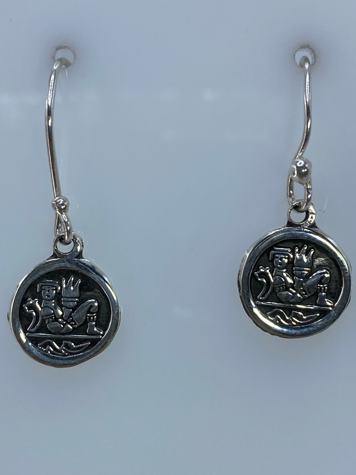 Detalle del relieve prehispánico repujado a mano en los aretes de plata