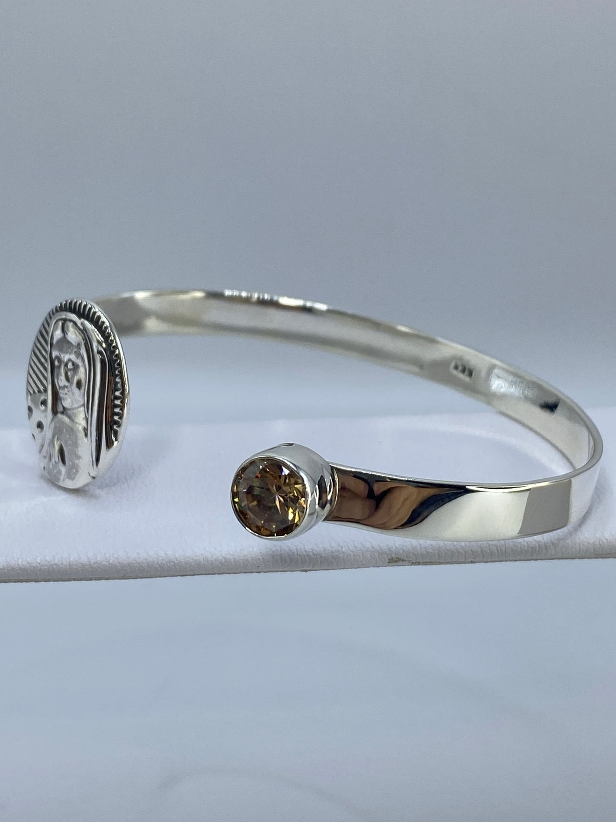 Vista superior del brazalete mostrando el ancho de 4.5 cm y las circonia café engastadas