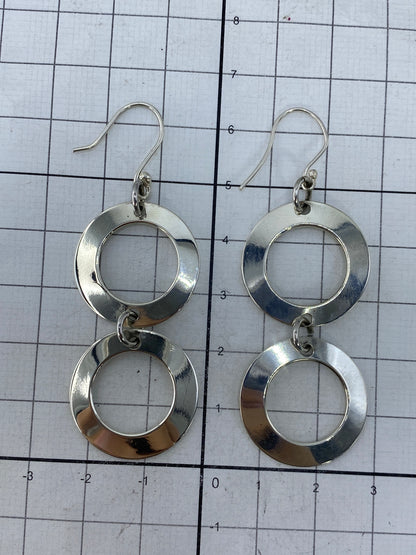 Medida de los aretes sobre regla: 6.5 cm, par completo