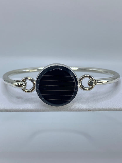 Detalle del onix negro engastado en plata, vista desde arriba
