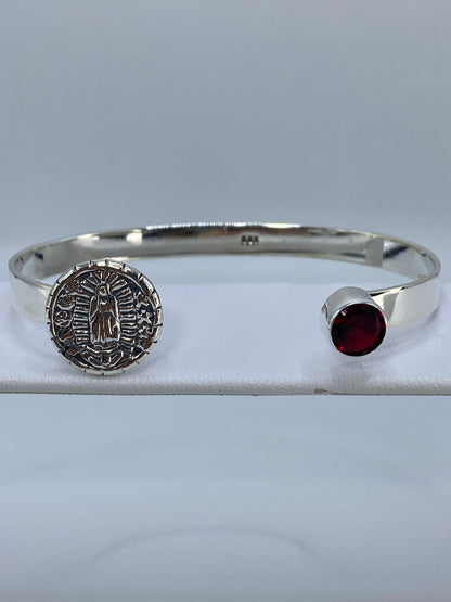 Brazalete de plata rígido con circonia roja vista superior