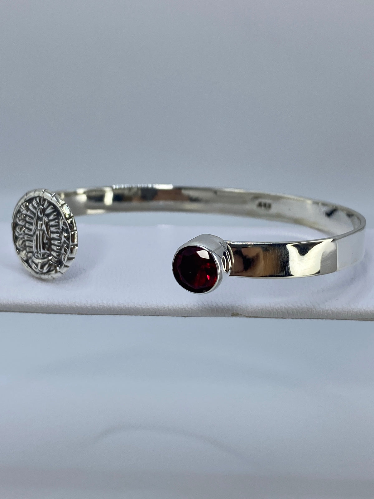 Brazalete tipo esclava en plata 925 con diámetro interior 6.2 cm mostrando el engaste de la piedra roja