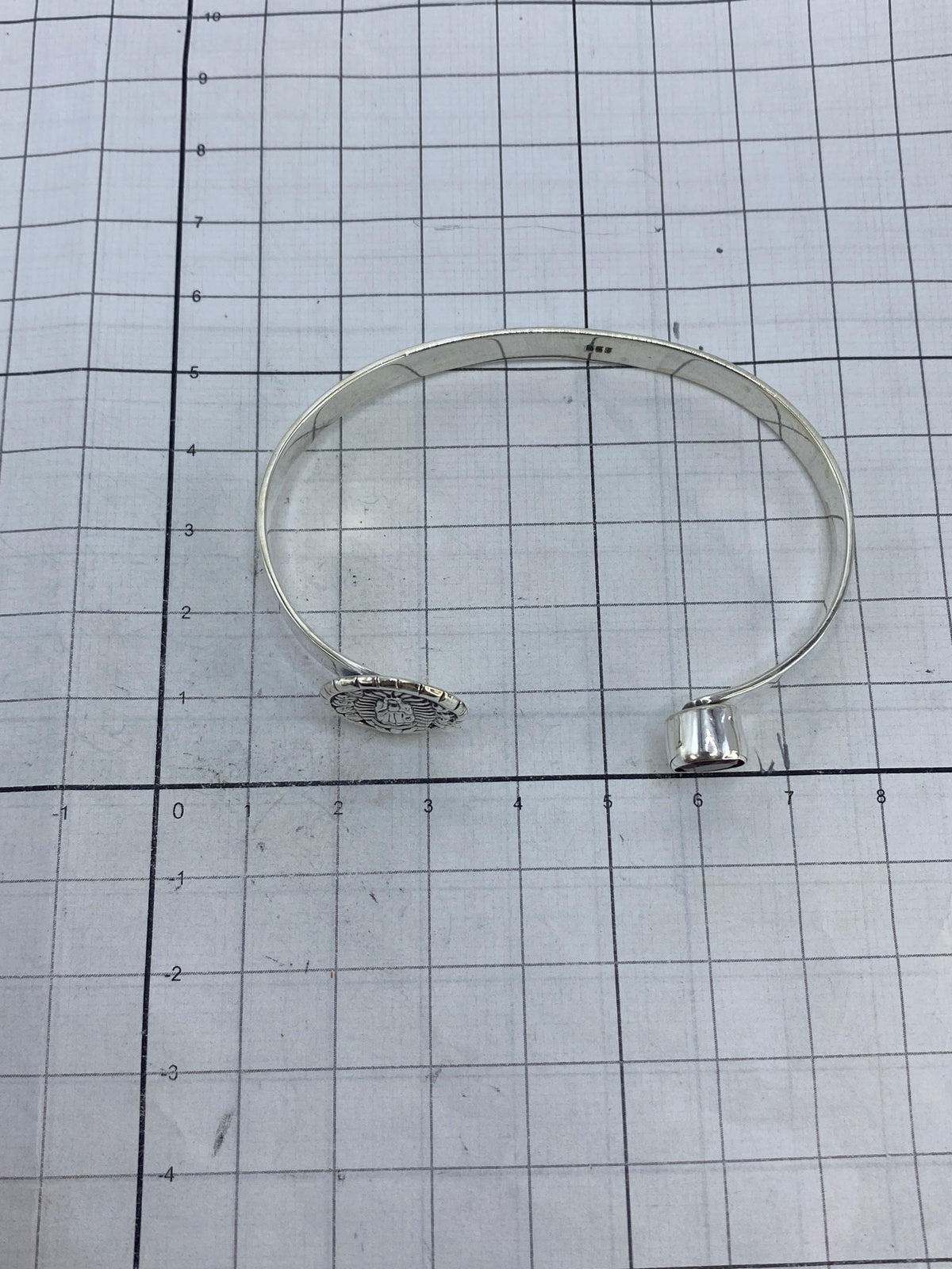 Brazalete en la muñeca mostrando cómo se lleva y el brillo de la circonia