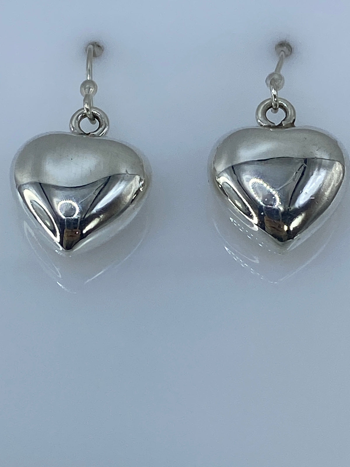 Par de aretes de corazón puffy de plata 925 colgando de argollas