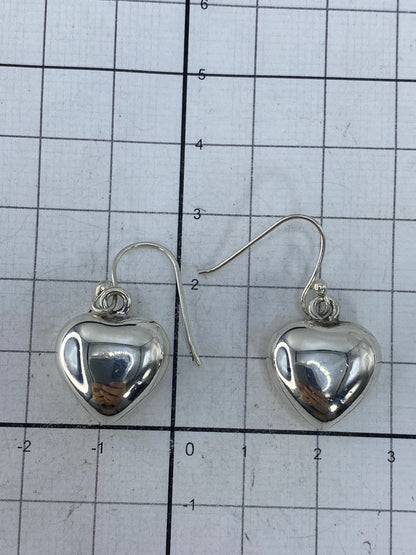 Aretes sobre fondo blanco con sello Quinto 925 visible