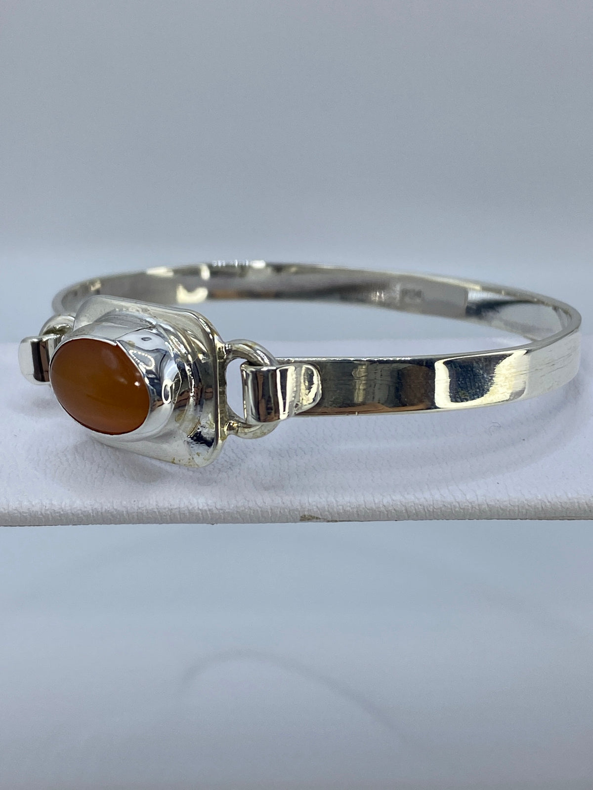 Vista frontal del brazalete de plata 925 con piedra Ojo de Gato naranja engastada