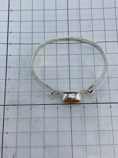 Brazalete sobre fondo blanco con marca 925 visible — diámetro interior 5.4 cm