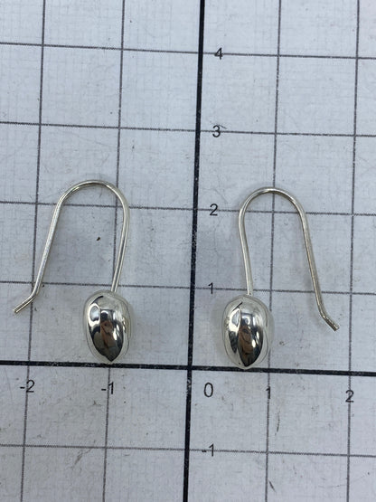 Pesaje de los aretes en escala de precisión, indicando 1.33 gramos el par