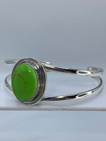 Brazalete de plata Taxco con turquesa, vista lateral mostrando el ancho de la banda