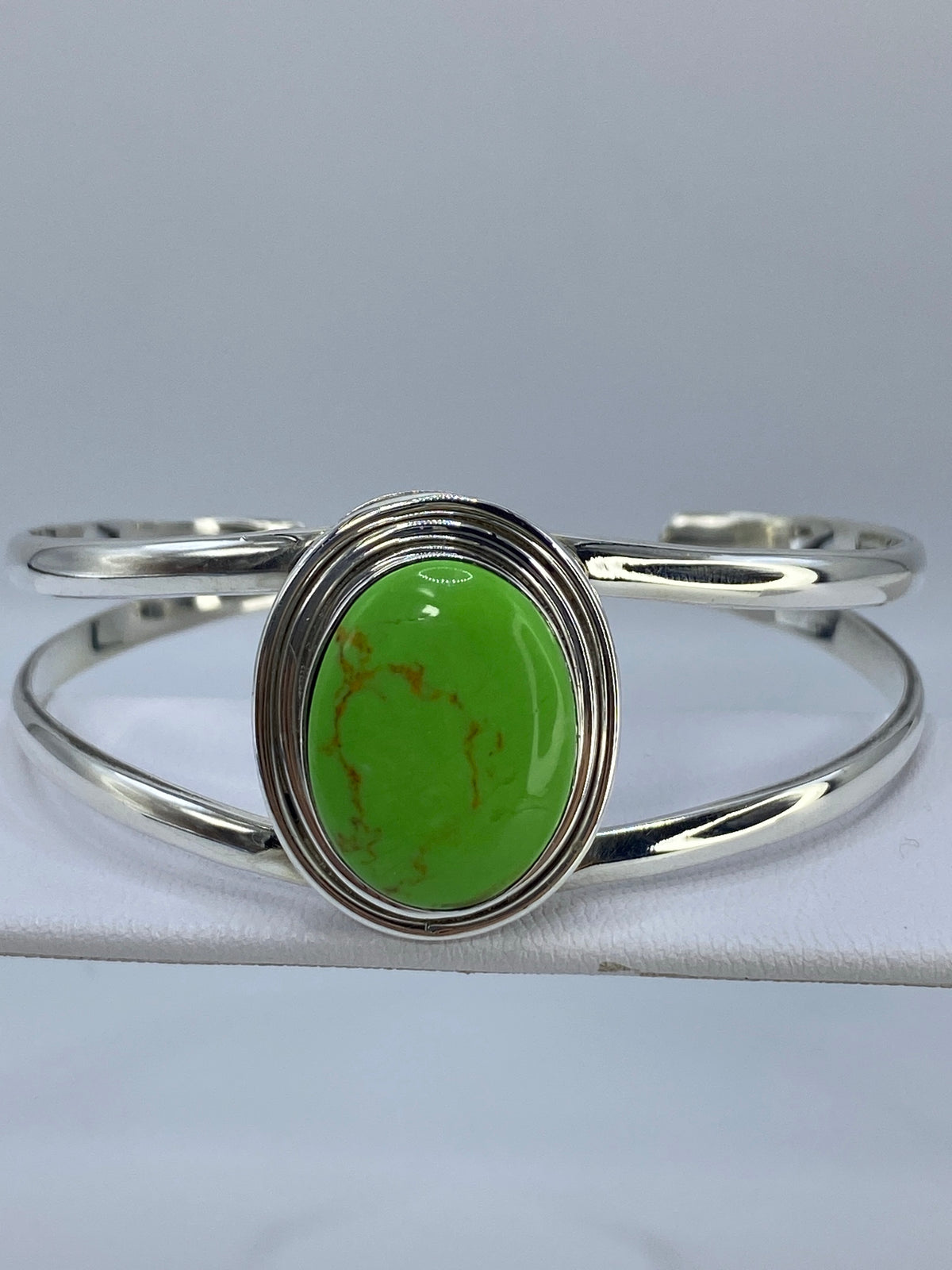 Detalle del engaste a mano de la turquesa verde limón en plata 950