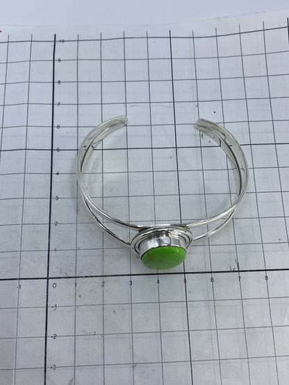 Brazalete sobre fondo blanco mostrando el Quinto 950 en la plata