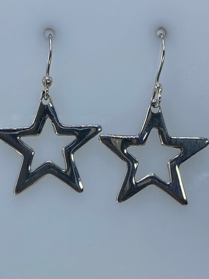 Aretes de plata sobre fondo blanco con marcaje 925