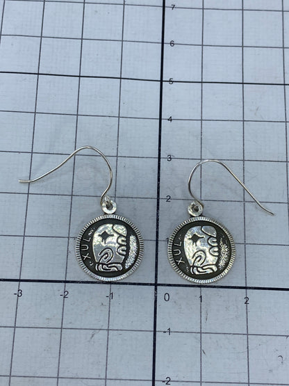 Respaldo de los aretes mostrando el acabado pulido de la plata 925 con marca del Quinto