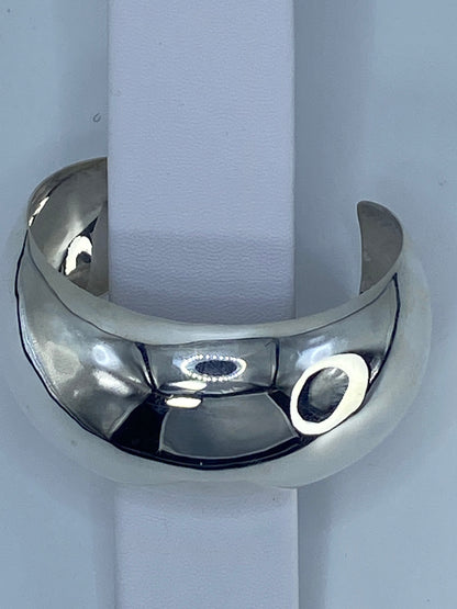Vista superior del brazalete mostrando el diámetro interior de 6.4 cm