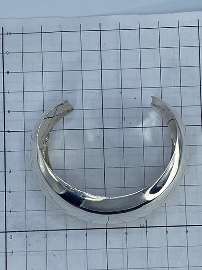 Brazalete de frente mostrando el ancho de 5.1 cm y el brillo del pulido