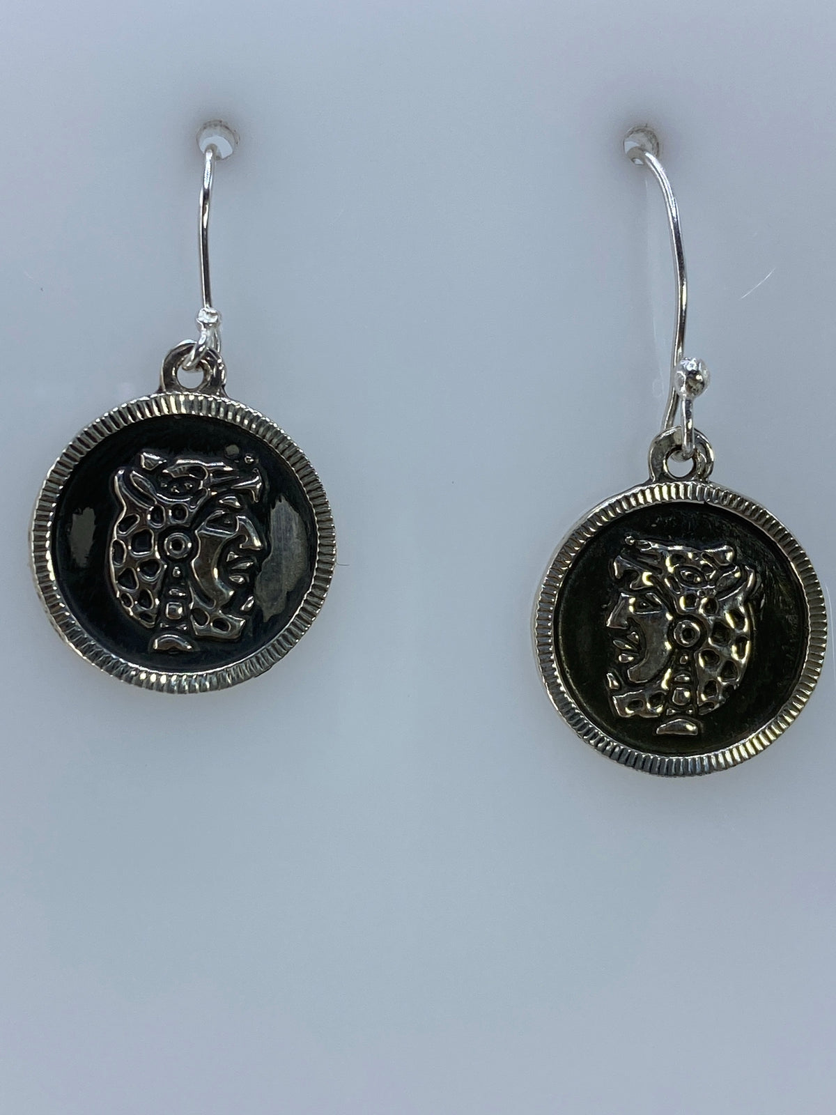Par de aretes de plata con motivo prehispánico repujado a mano, gancho de plata